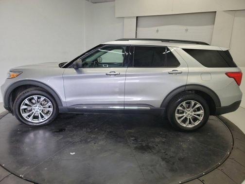 Iconic Silver Metallic 2021 Ford Explorer XLT