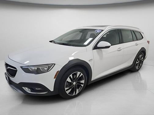 Summit White 2018 Buick Regal TourX Preferred