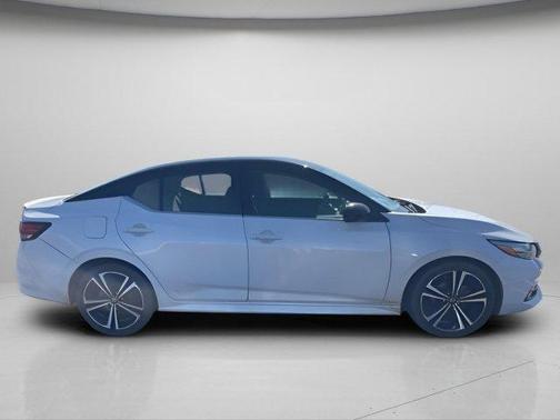 Aspen White/Super Black 2021 Nissan Sentra SR