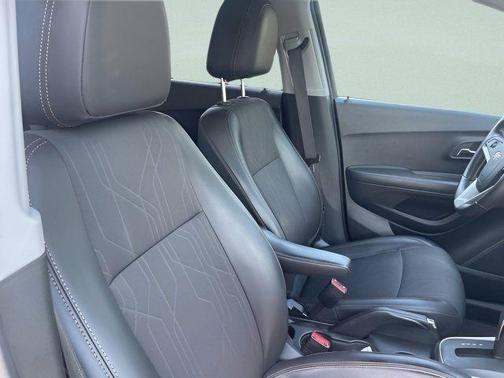 Mosaic Black Metallic 2020 Chevrolet Trax LT