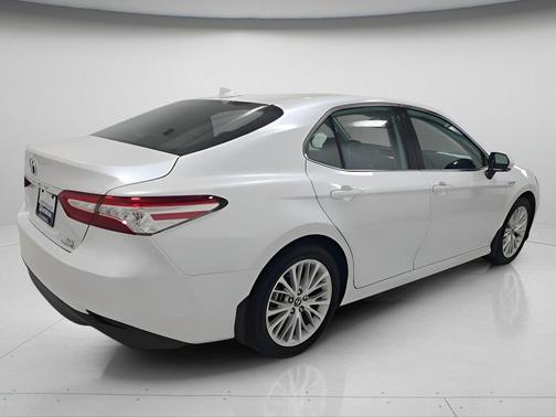 Wind Chill Pearl 2020 Toyota Camry Hybrid XLE