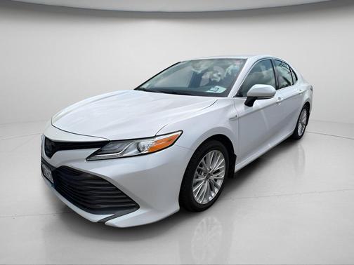 Wind Chill Pearl 2020 Toyota Camry Hybrid XLE