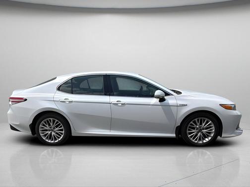 Wind Chill Pearl 2020 Toyota Camry Hybrid XLE