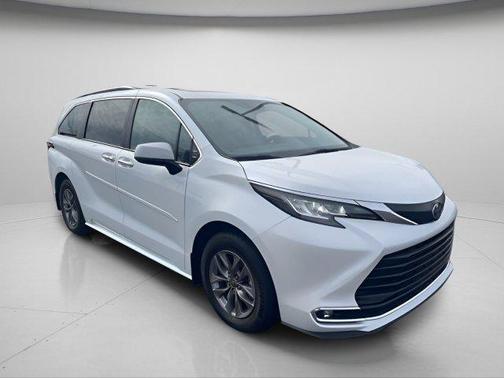 2023 Toyota Sienna XLE