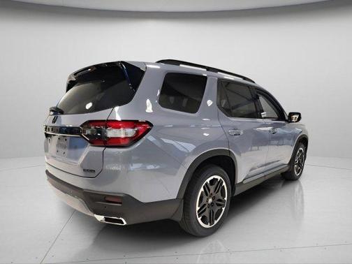Sonic Gray Pearl 2026 Honda Pilot Touring 8-Passenger