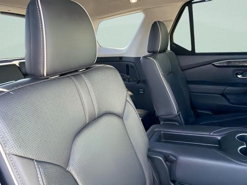 Platinum White Pearl 2023 Honda Pilot AWD Elite