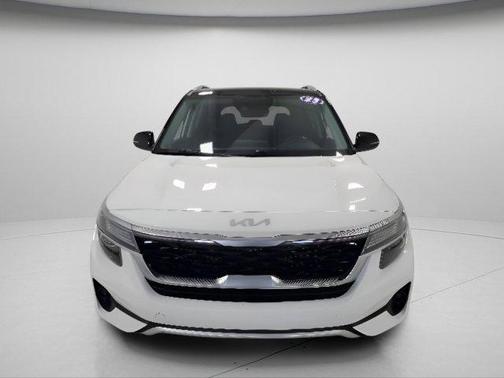 Clear White/Black Roof 2023 Kia Seltos S