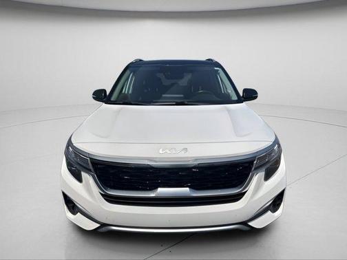 Clear White/Black Roof 2023 Kia Seltos S