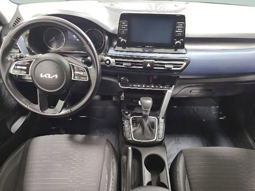 Clear White/Black Roof 2023 Kia Seltos S