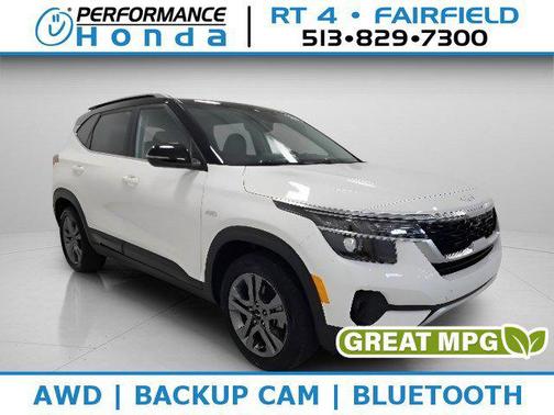 Clear White/Black Roof 2023 Kia Seltos S
