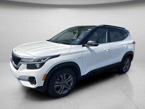 Clear White/Black Roof 2023 Kia Seltos S