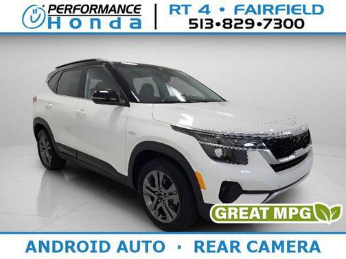 Clear White/Black Roof 2023 Kia Seltos S