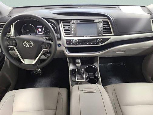 Celestial Silver Metallic 2019 Toyota Highlander XLE