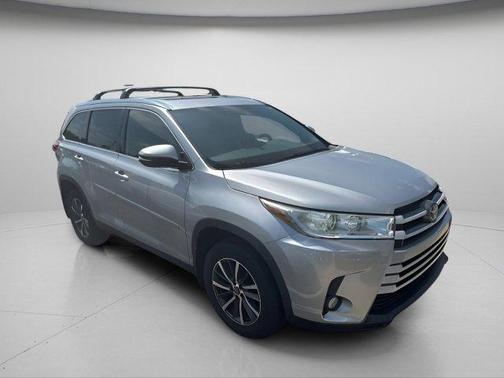 Celestial Silver Metallic 2019 Toyota Highlander XLE