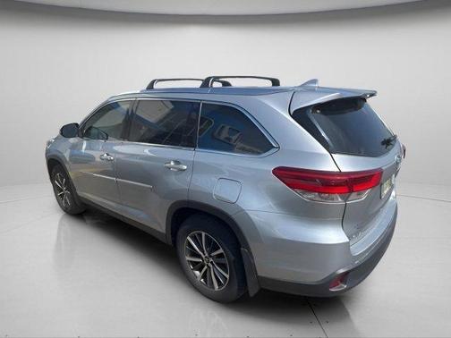 Celestial Silver Metallic 2019 Toyota Highlander XLE