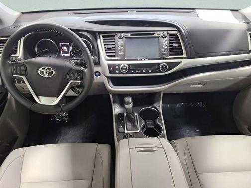 Celestial Silver Metallic 2019 Toyota Highlander XLE
