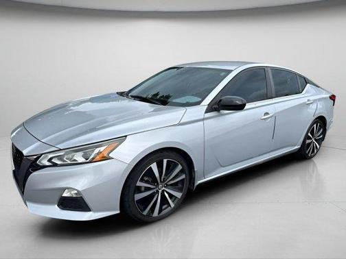 Brilliant Silver Metallic 2022 Nissan Altima SR FWD