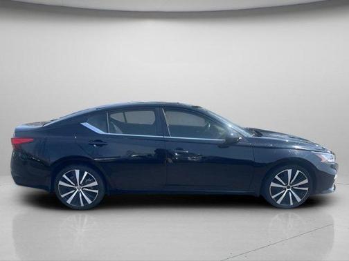 Super Black 2022 Nissan Altima SR Intelligent AWD