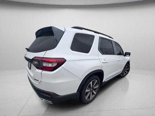 Platinum White Pearl 2025 Honda Pilot Touring 8-Passenger