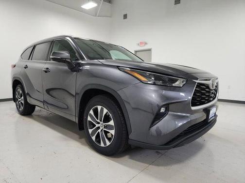 Magnetic Gray Metallic 2022 Toyota Highlander XLE