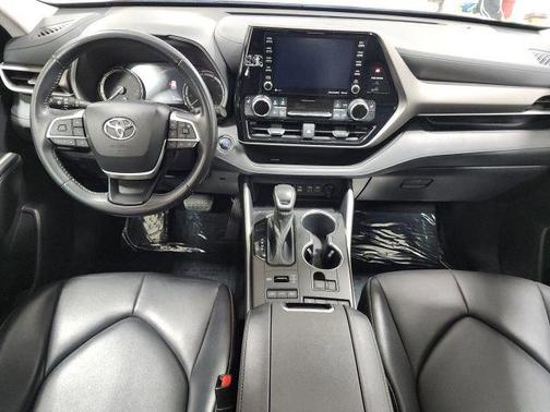 Magnetic Gray Metallic 2022 Toyota Highlander XLE