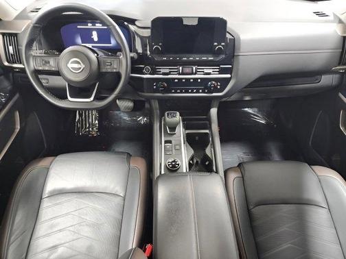 Pearl White Tricoat/Super Black 2023 Nissan Pathfinder Platinum 4WD