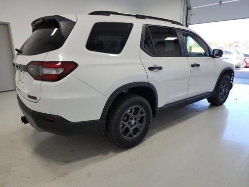 Platinum White Pearl 2025 Honda Pilot TrailSport