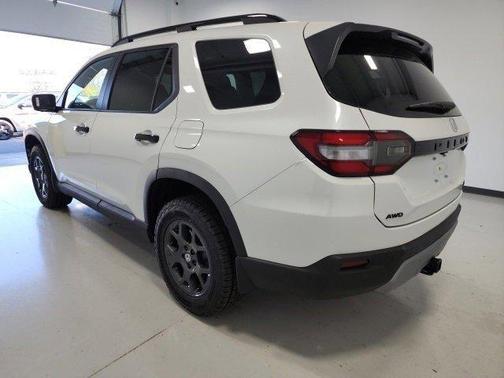 Platinum White Pearl 2025 Honda Pilot TrailSport
