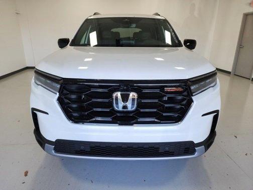 Platinum White Pearl 2025 Honda Pilot TrailSport