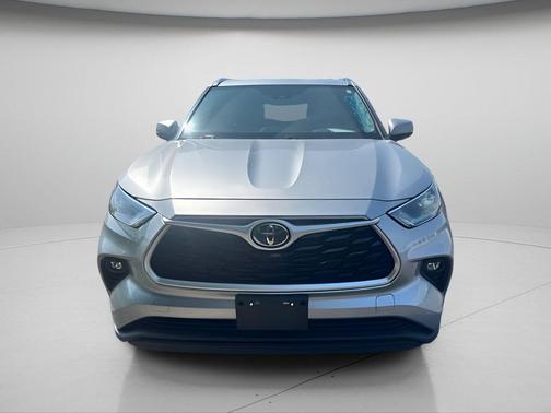 Celestial Silver Metallic 2021 Toyota Highlander XLE