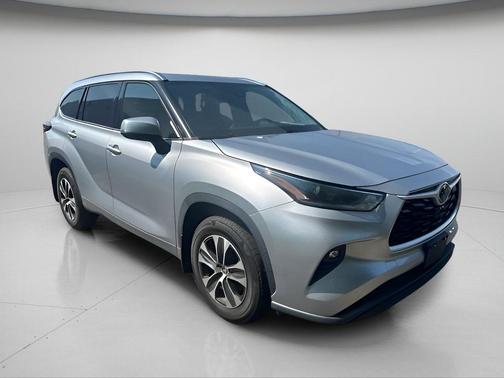Celestial Silver Metallic 2021 Toyota Highlander XLE