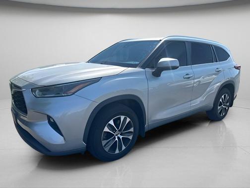 Celestial Silver Metallic 2021 Toyota Highlander XLE