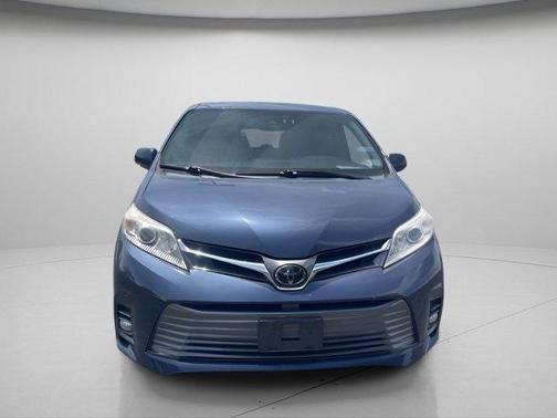 Parisian Night Pearl 2018 Toyota Sienna XLE