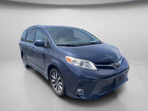 Parisian Night Pearl 2018 Toyota Sienna XLE
