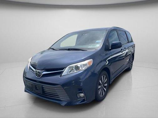 Parisian Night Pearl 2018 Toyota Sienna XLE