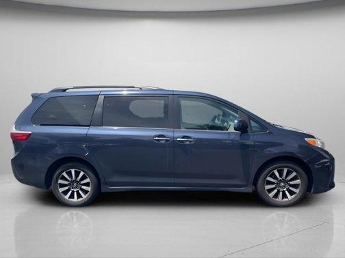 Parisian Night Pearl 2018 Toyota Sienna XLE