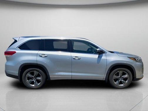 Celestial Silver Metallic 2017 Toyota Highlander Limited Platinum