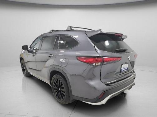 Magnetic Gray Metallic 2023 Toyota Highlander XSE