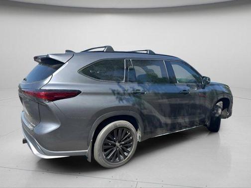 Magnetic Gray Metallic 2023 Toyota Highlander XSE