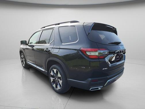 Crystal Black Pearl 2026 Honda Pilot Touring 8-Passenger