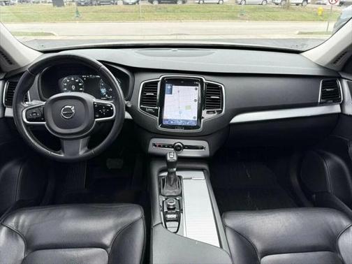 2017 Volvo XC90 T6 Momentum