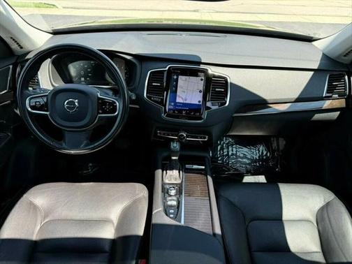 2017 Volvo XC90 T6 Momentum