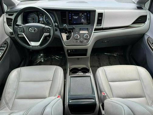 Blizzard Pearl 2017 Toyota Sienna XLE