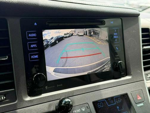 Blizzard Pearl 2017 Toyota Sienna XLE