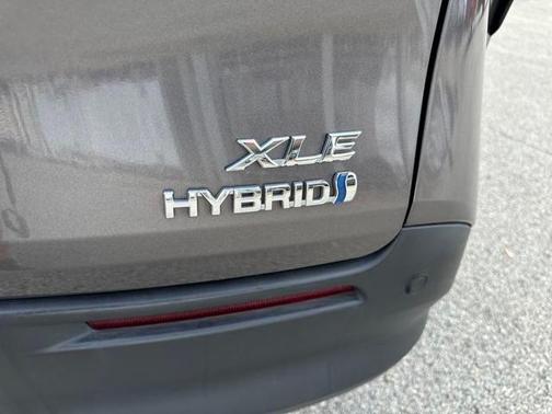 2024 Toyota Sienna XLE 8 Passenger