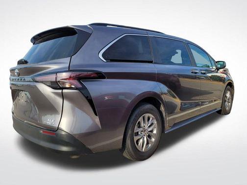 2024 Toyota Sienna XLE 8 Passenger