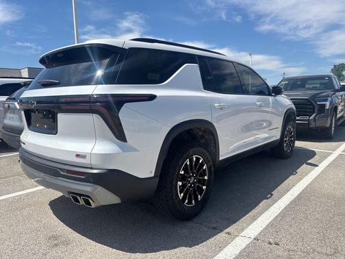 Iridescent Pearl Tricoat 2025 Chevrolet Traverse AWD Z71