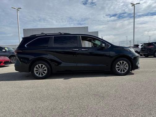 2023 Toyota Sienna XLE 8 Passenger