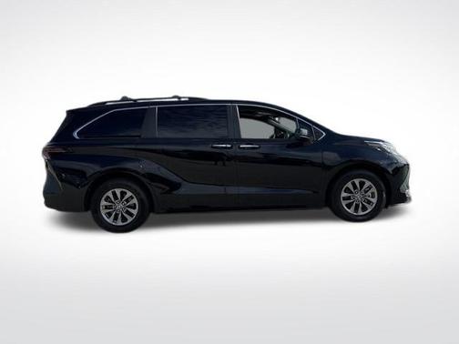 2023 Toyota Sienna XLE 8 Passenger