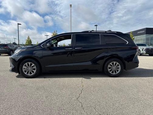 2023 Toyota Sienna XLE 8 Passenger
